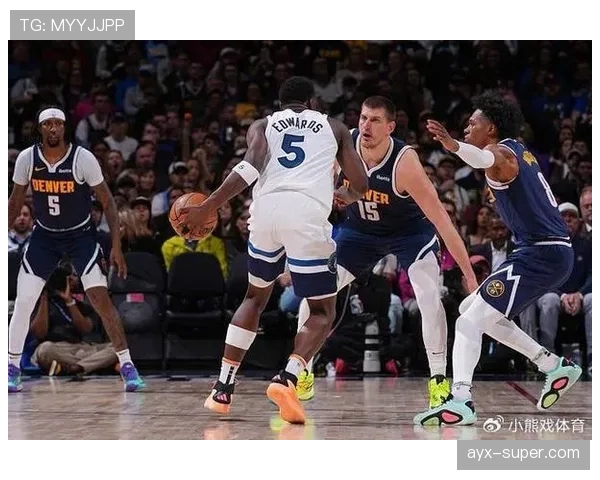 怀特挡拆吸引约基奇防守，比赛季初三分效率提升